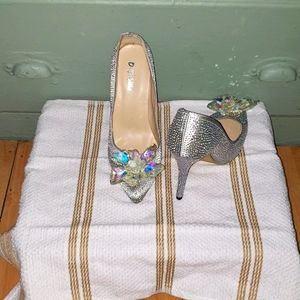 Sparks all over silver pump